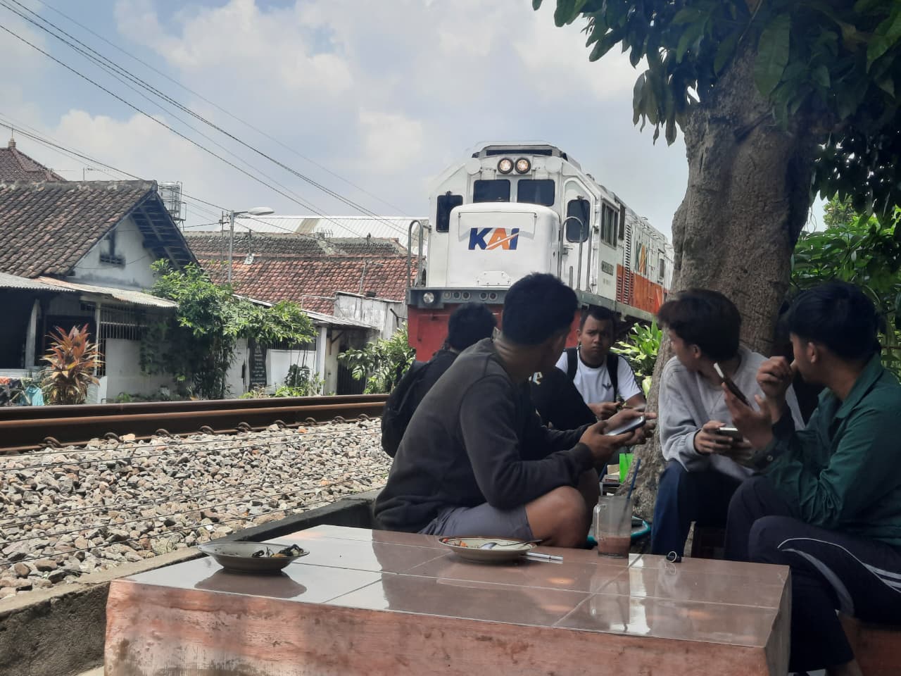 Sensasi Nongkrong Anti Mainstream di Warkop LY, View Kereta Jadi Daya Tarik Utama