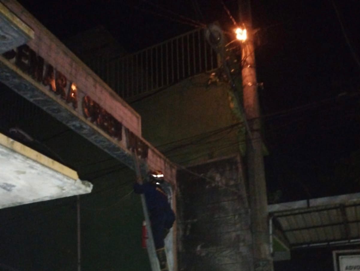 Respons Cepat Damkar Kota Blitar Padamkan Kebakaran Kabel Listrik, Pastikan Api Tak Merembet ke Permukiman