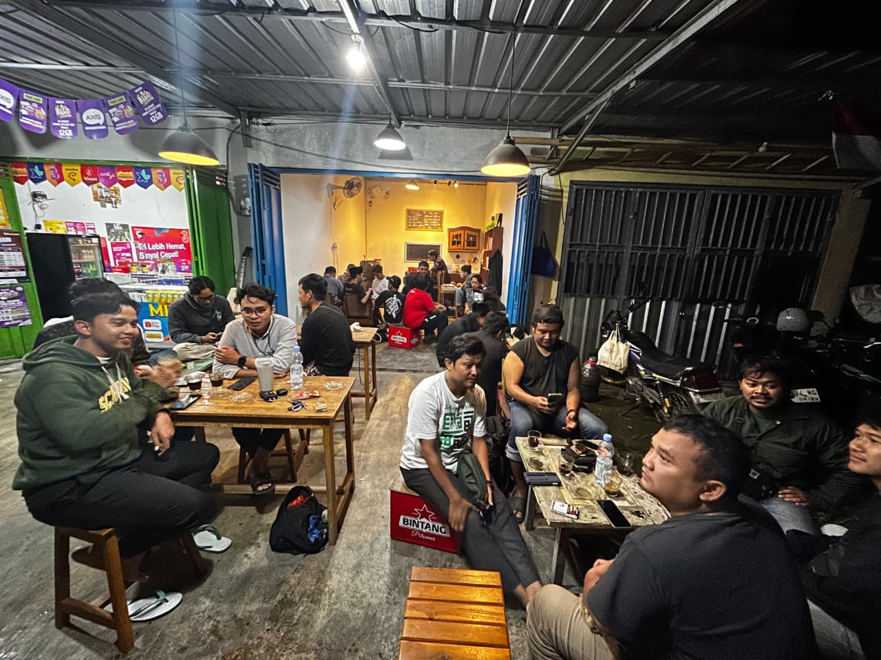 Usai Tarawih, Warkop di Kota Blitar “Meledak” Diserbu Pengunjung