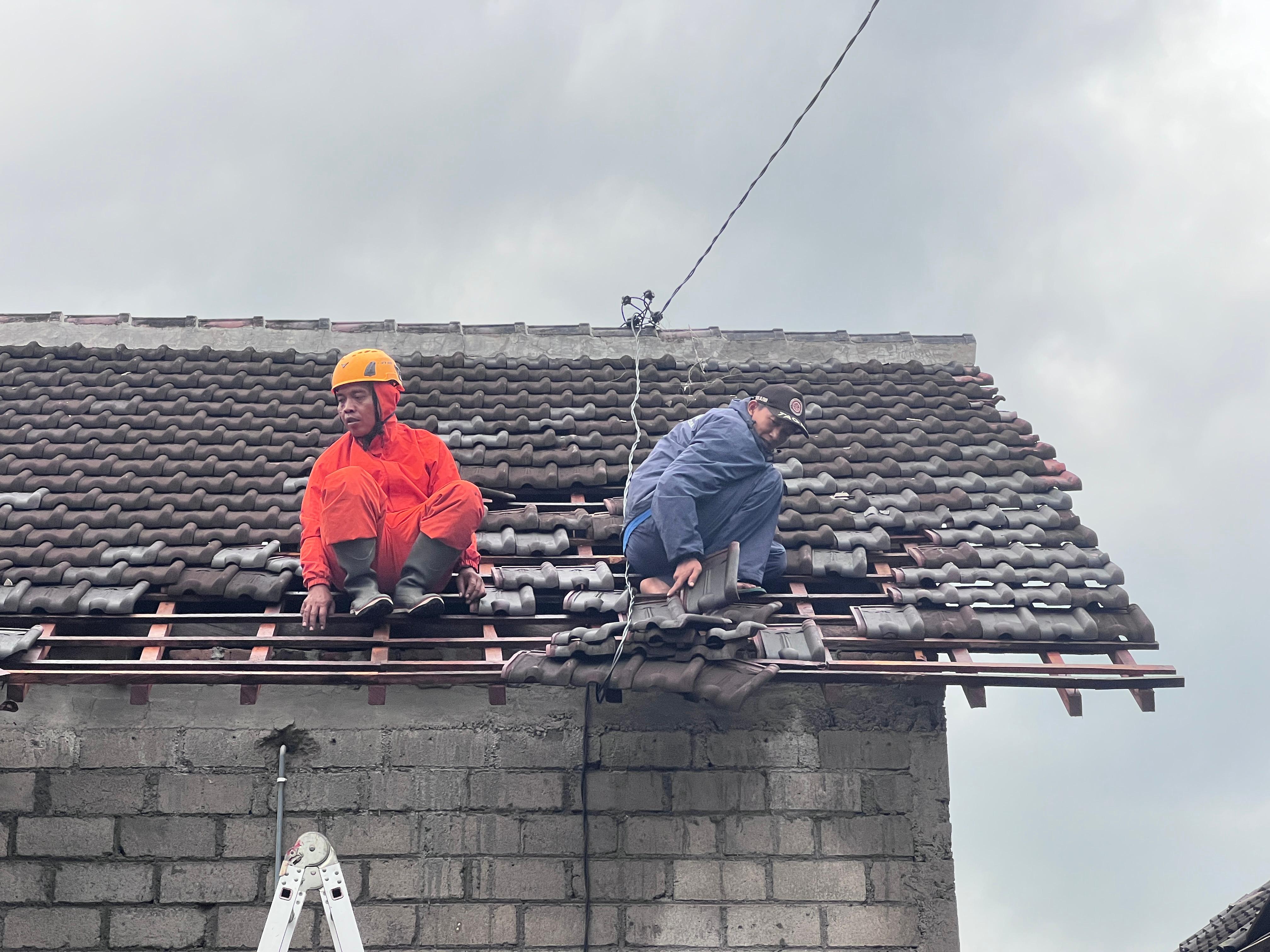 Pemkot Blitar Bergerak Cepat Tangani Dampak Angin Puting Beliung di Kecamatan Sukorejo, Libatkan Tagana dan Masyarakat !