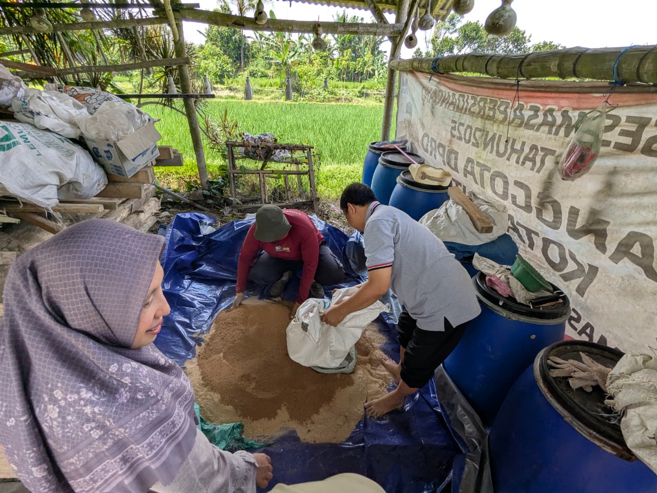 Tingkatkan Produktivitas, DKPP Kota Blitar Latih Peternak Domba dan Kambing Olah Pakan Bernutrisi