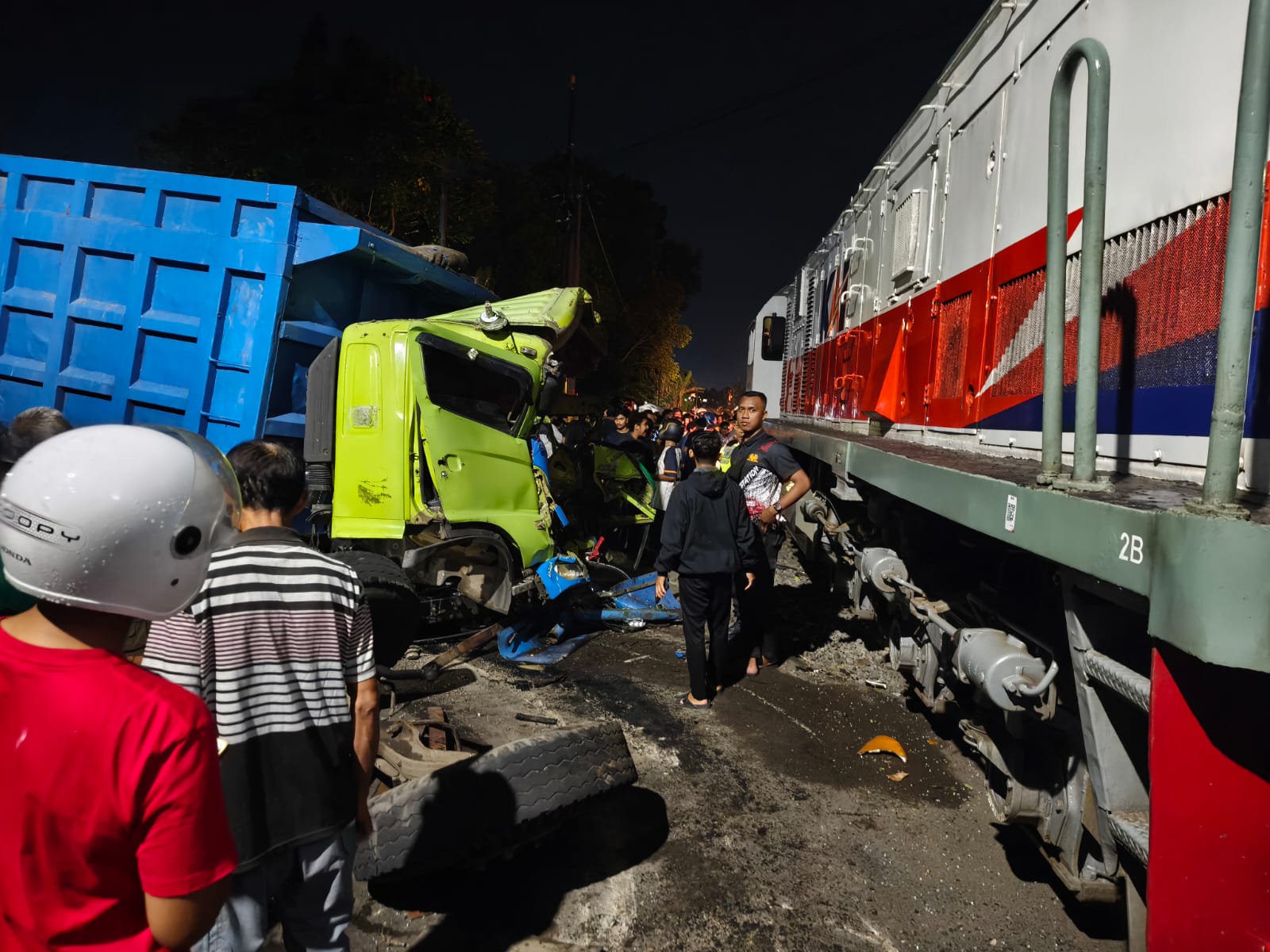 KA Dhoho Temper Truk di Perlintasan Gedog, KAI Daops 7 Madiun Imbau Warga Disiplin Berlalu Lintas